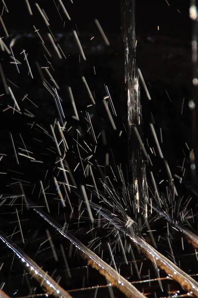 Parlak su akışı. Taze su damlaları Splash sprey.