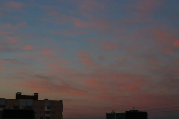 Розово-голубое чистое небо на фоне города — стоковое фото