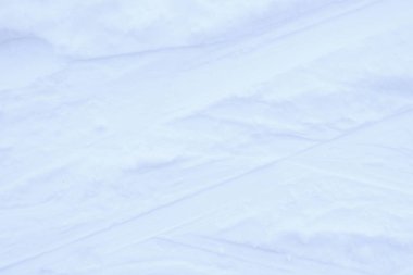 Kar kayağı pisti yüzeyi. Kayak izi dokusu. Kayak pisti arka planı izler.