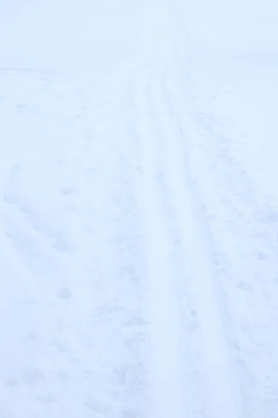 Superficie de pista de esquí de nieve. Textura de pista de esquí. Huellas de pista de esquí fondo . — Foto de Stock