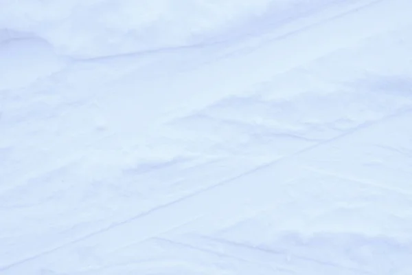 Sněhová lyžařská dráha. Textura lyžařské trasy. Pozadí trasování na lyžích. — Stock fotografie