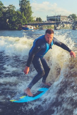 Wake sörf adam arka plan. Wakesurf su sporu. Açık havada sörf hareketi. Dalga üzerinde sörf adam.