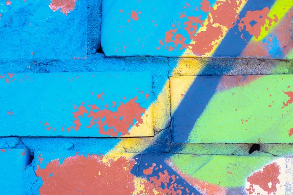 Yıpranmış grafiti duvar arka plan. Grunge doku boyalı. Eski boya yüzeyi. Soyut sokak sanatı deseni.