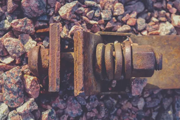 Rustikaler Eisenbahnbolzen. brutaler metallischer Hintergrund. — Stockfoto