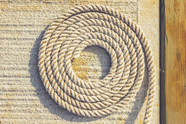 ロープカタツムリの海の質感。旋回ロープ容器の背景。桟橋の航海海洋螺旋ロープ. — ストック写真