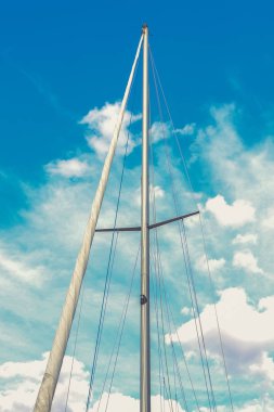 Berrak mavi gökyüzü arka planda tekne direği