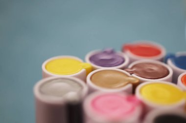 Okul kompozisyonuna geri dönelim. Renkli pazar kapaklar arka plan. Kalem işaretleri çok renkli kapaklar makro yakın çekim.