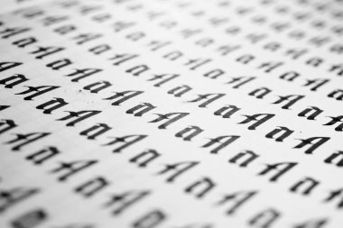 El yazısı siyah ve beyaz sembol doldurma deseni. Calligraphic mektup A öğrenme becerileri kağıt sayfası. Kaligrafi harfleri Bir arka plan. Yazma alıştırması çalışma sayfası yazma.