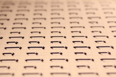 Kaligrafik harf C öğrenme becerileri kağıt sayfası. Kaligrafi harfleri C arka plan. Yazma alıştırması çalışma sayfası yazma. El yazısı sembolü doldurma deseni.