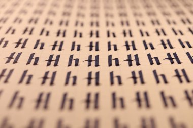 Calligraphic harfi H öğrenme becerileri kağıt sayfası. Kaligrafi harfleri H arka plan. Yazma alıştırması çalışma sayfası yazma. El yazısı sembolü doldurma deseni.