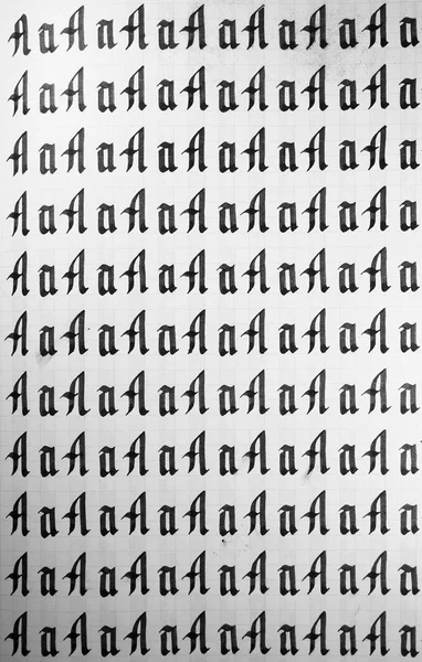 Handschrift zwart-wit symbool vulling patroon. Kalligrafische brief een papier pagina voor leervaardigheden. Kalligrafie letters een achtergrond. Belettering praktijk schrijven werkblad. — Stockfoto