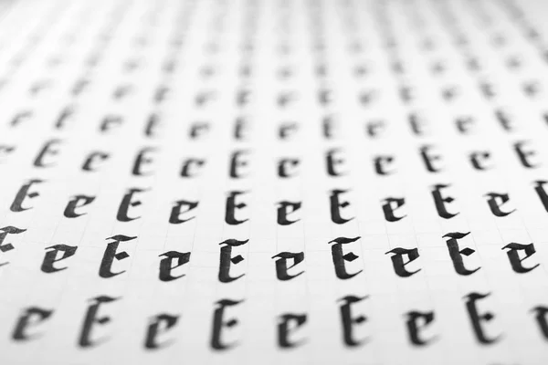 Kaligrafi siyah beyaz harfler E arka plan. Yazma alıştırması çalışma sayfası yazma. El yazısı sembolü doldurma deseni. Kaligrafik mektup e öğrenme becerileri kağıt sayfası. — Stok fotoğraf