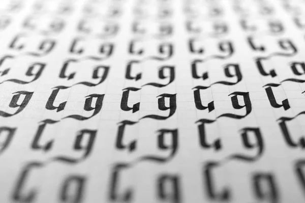 Kalligraphie schwarz-weiße Buchstaben g Hintergrund. Schrift üben, Arbeitsblatt zu schreiben. Handschrift-Symbol-Füllmuster. Kalligrafischer Brief g Lernfähigkeiten Papierseite. — Stockfoto