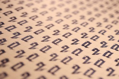 Calligraphic mektup Q öğrenme becerileri kağıt sayfası. Kaligrafi harfleri q arka plan. Yazma alıştırması çalışma sayfası yazma. El yazısı sembolü doldurma deseni.