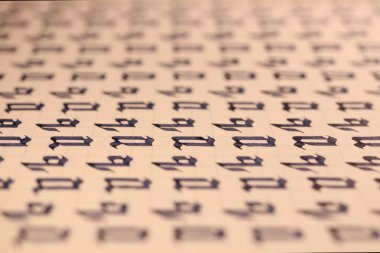 Yazma alıştırması çalışma sayfası yazma. El yazısı sembolü doldurma deseni. Calligraphic mektup Q öğrenme becerileri kağıt sayfası. Kaligrafi harfleri q arka plan.