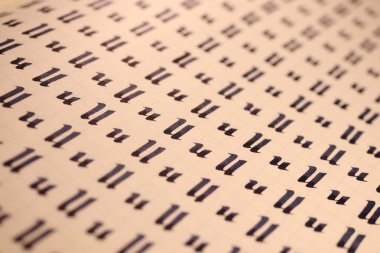 Calligraphic harfi U öğrenme becerileri kağıt sayfası. Kaligrafi harfleri u arka plan. Yazma alıştırması çalışma sayfası yazma. El yazısı sembolü doldurma deseni.