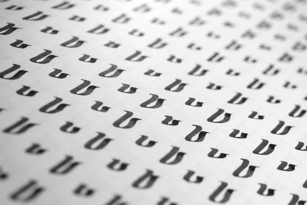 Handstil svart och vit symbol fyllning mönstrar. Kalligrafi brev V inlärningsförmåga papper sida. Kalligrafi bokstäver v bakgrund. Bokstäver övning skriva kalkylblad. — Stockfoto