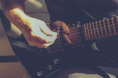 Gitaristin el dinamiği hareketi. Müzikal yaşam tarzı arka planı. Gitar çalıyorum. Makro yakın çekim.