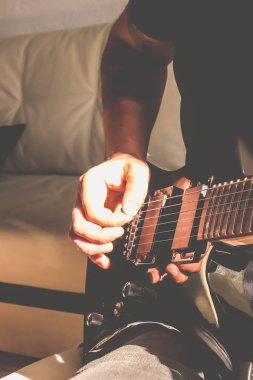 Gitaristin el dinamiği hareketi. Müzikal yaşam tarzı arka planı. Gitar çalıyorum. Makro yakın çekim.