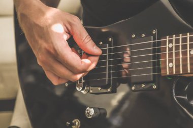 Gitaristin el dinamiği hareketi. Müzikal yaşam tarzı arka planı. Gitar çalıyorum. Makro yakın çekim.