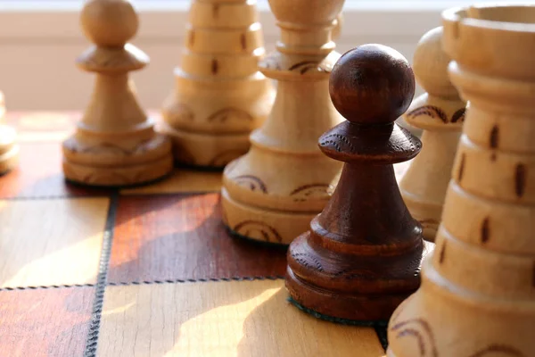 Zwarte Pion Staat Tussen Witte Schaakfiguren Hout Spel Schaakbord Achtergrond — Stockfoto