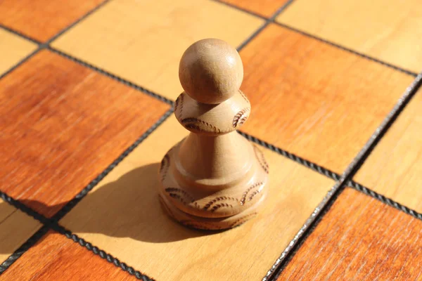Postava Jednoho Bílého Pěšáka Stojí Šachovnici Dřevěné Šachovnice Pozadí — Stock fotografie