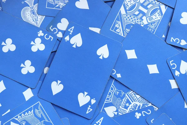 Πολλά Διάφορα Μπερδεμένα Μπλε Χαρτιά Που Παίζουν Επιφάνεια Μικτή Τράπουλα — Φωτογραφία Αρχείου
