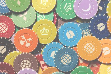 Renkli kumarhane fişleri. Bir sürü renkli fiş arkaplanı. Çok çeşitli renkte kumar oynanıyor..