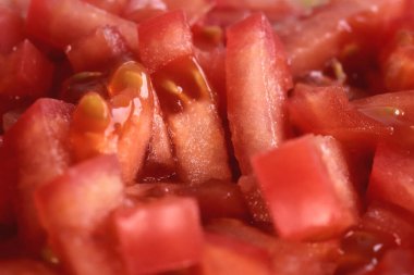 Domates dilimleri dokuma dokusunu dolduruyor. Diyet salata parçaları arka planı.