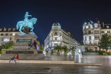Martroi Meydanı bir ata binen Arc Joanna için heykeli haraç başkanlığında