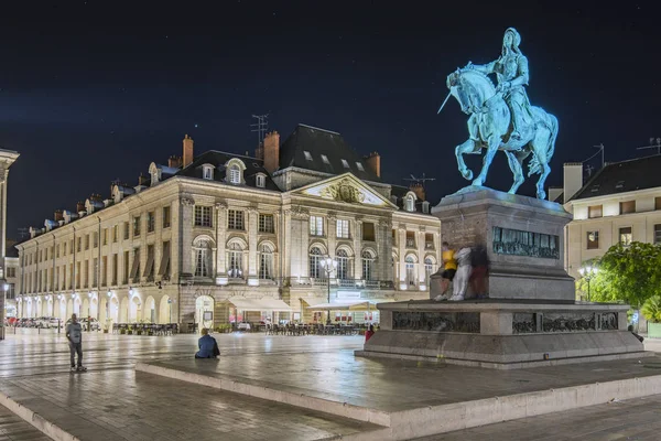 Martroi Meydanı bir ata binen Arc Joanna için heykeli haraç başkanlığında
