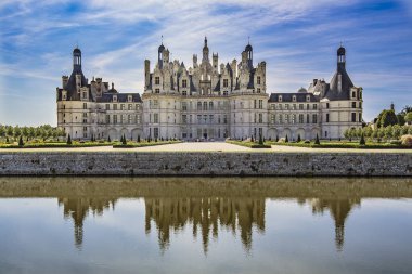 Chambord Kalesi çevredeki suya yansıdı