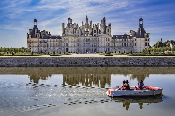 Chambord Kalesi bazı insanlar onu çevreleyen kanal üzerinde tekne ile
