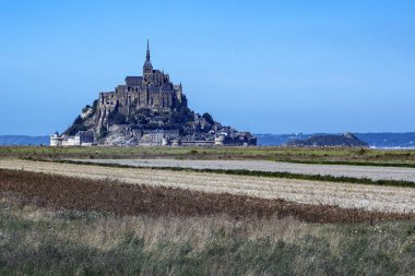 Mont Saint Michel'in ufukta beliren uzak manzarası