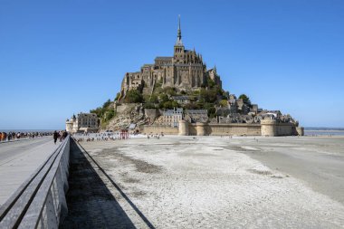 Mont San Michael ve Manastırı'nı ziyaret eden turistler.