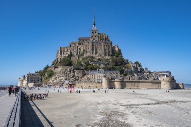 Mont San Michael ve Manastırı'nı ziyaret eden turistler