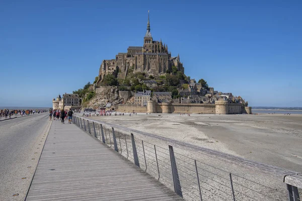 Mont San Michael ve Manastırı'nı ziyaret eden turistler