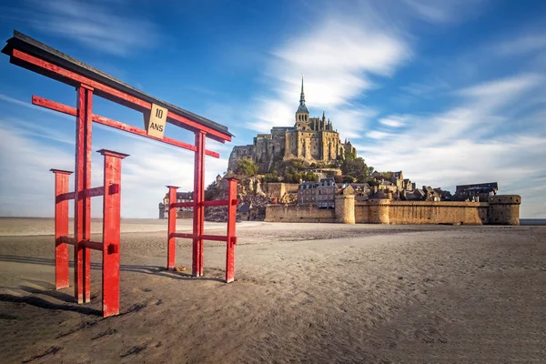Japońska Świątynia Przed Mont Saint Michel — Zdjęcie stockowe