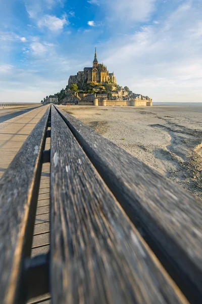 Abbey ve düşük gelgit ile Mont Saint Michael giden Yol