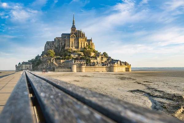 Mont Saint Michel Wschodzie Słońca Morzem Przy Odpływie — Zdjęcie stockowe