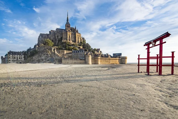Świt Mont Saint Michel Jego Opactwo Morzem Przy Niskiej Fali — Zdjęcie stockowe