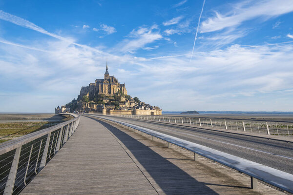 Only access road to Mont Saint Michael. Access is restricted, it can only be accessed by bus, horse carriage and vehicles with special permission for supply and cleaning. Access is also allowed on foot or by bicycle.