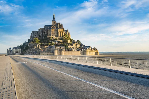 Access Road Mont Saint Michel Its Abbey Sea Low Tide — Stock Photo, Image