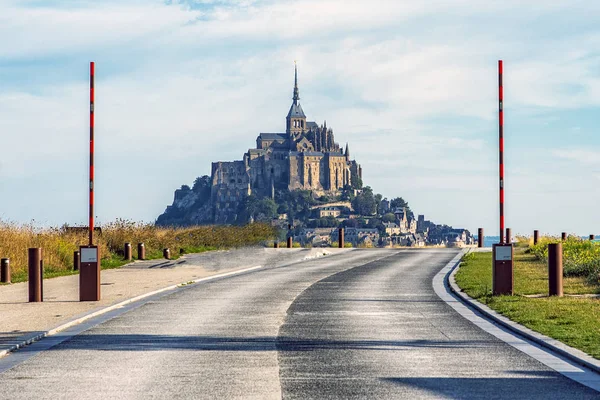 Dojazd Drogą Mont Saint Michel Podniesioną Barierą Dostęp Jest Ograniczony — Zdjęcie stockowe