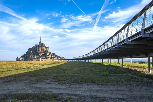 Piattaforma Ascensore Accesso Mont Saint Michel Sopra Mare Quando Marea — Foto Stock