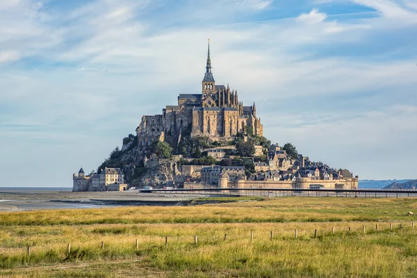 Mont Saint Michel Abbazia Con Mare Bassa Marea — Foto Stock