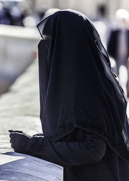 Niqab Long Tunic Covers Completely Body Head Scarcely Leaves Overdraft — Stock Photo, Image