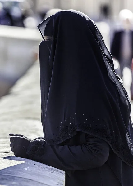 Tamamen beden ve kafa kapsar bir uzun tunik niqab var. Pek tabii ki kadın için Kredili Mevduat bırakır.