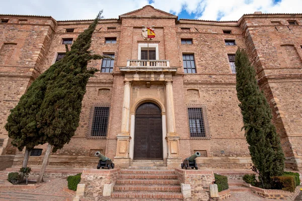 Фасад Військово Морського Музею Гарматами Біля Входу Іспанським Прапором Посередині — стокове фото