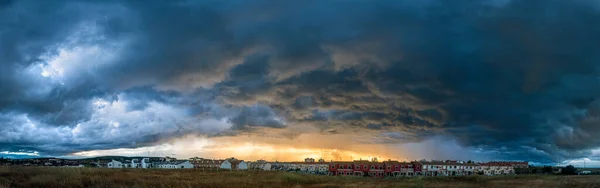 Céu Com Muitas Nuvens Tempestade Sobre Uma Cidade — Fotografia de Stock